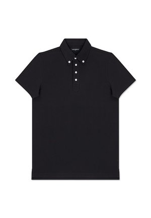 Czarna koszulka polo z krótkim rękawem, kołnierzykiem na guziki i czterema białymi guzikami na plisie, ułożona płasko na białym tle.