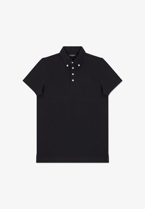 Czarna koszulka polo z krótkim rękawem, kołnierzykiem na guziki i czterema białymi guzikami na plisie, ułożona płasko na białym tle.