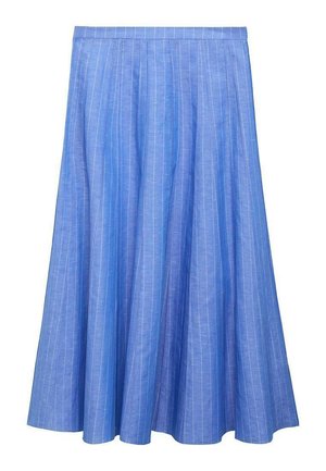 Falda plisada de color azul claro con rayas blancas verticales. Está hecha de una tela suave, presenta un diseño de longitud media y una cinturilla ajustada.
