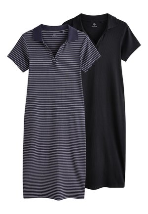 To polokjoler: en marineblå med hvide striber og en ensfarvet sort. Begge har krave og korte ærmer, lavet af et blødt stof.