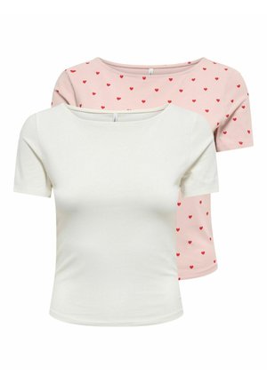 Deux hauts pour femmes à manches courtes, un blanc uni et un rose clair avec un motif de cœur rouge, présentés sur un fond blanc.