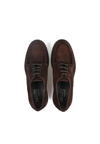 Czarne zamszowe buty z okrągłym noskiem, czarną gumową podeszwą i sznurowanym zapięciem. Posiadają fakturowaną powierzchnię oraz logo na wkładce.