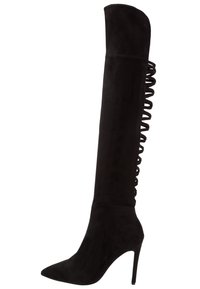 Stivale nero fino al ginocchio con tacco a spillo, realizzato in suede, caratterizzato da una punta affilata e dettagli di lacci a spirale lungo il retro. Tessuto complessivamente liscio.