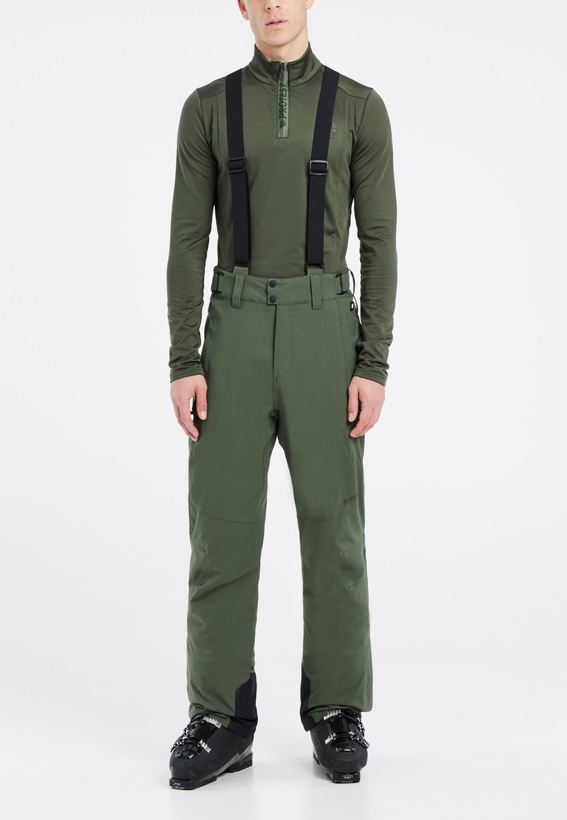 Groene winterskibroek met verstelbare zwarte bretels, voorzakken, een gladde textuur en verstevigde zwarte boorden voor duurzaamheid.