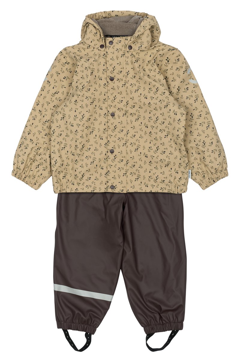 Giacca impermeabile beige con motivo a foglie, dotata di cappuccio e chiusure a scatto; abbinata a pantaloni impermeabili marrone scuro con striscia riflettente.