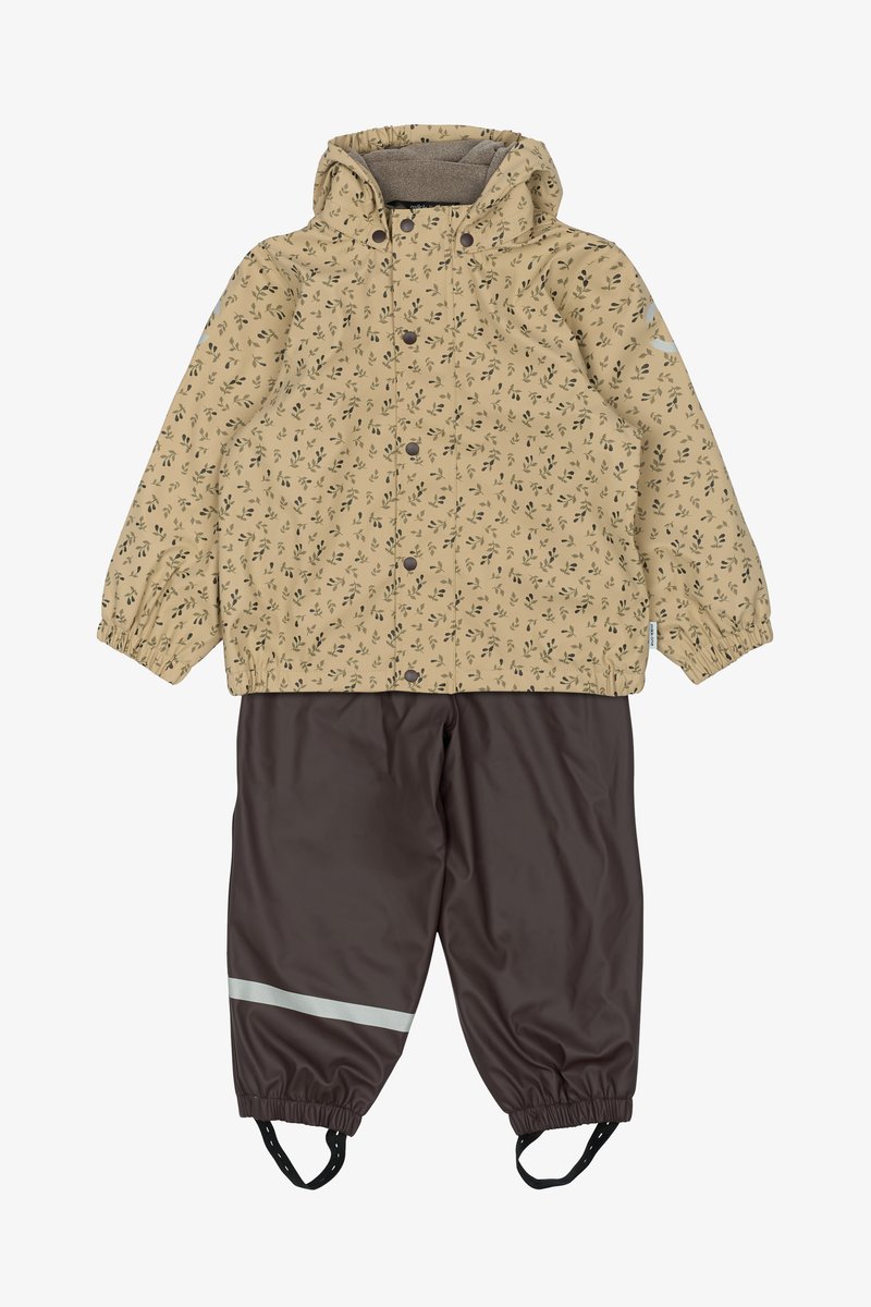 Giacca impermeabile beige con motivo a foglie, dotata di cappuccio e chiusure a scatto; abbinata a pantaloni impermeabili marrone scuro con striscia riflettente.
