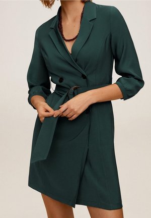 Dunkelgrünes Wickelkleid aus glattem Stoff, mit langen Ärmeln, doppelt geknöpft und einem Taillengürtel für eine figurbetonte Optik.