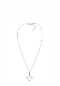 Silverhalsband med en hänge i form av en pil och båge. Hängena prydda med klara ädelstensdetaljer, polerad yta och intrikata detaljer.