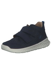 Scarpe da ginnastica blu con due strappi in Velcro, tomaia perforata e suola in gomma bianca. Il design presenta accenti minimi e una punta arrotondata.