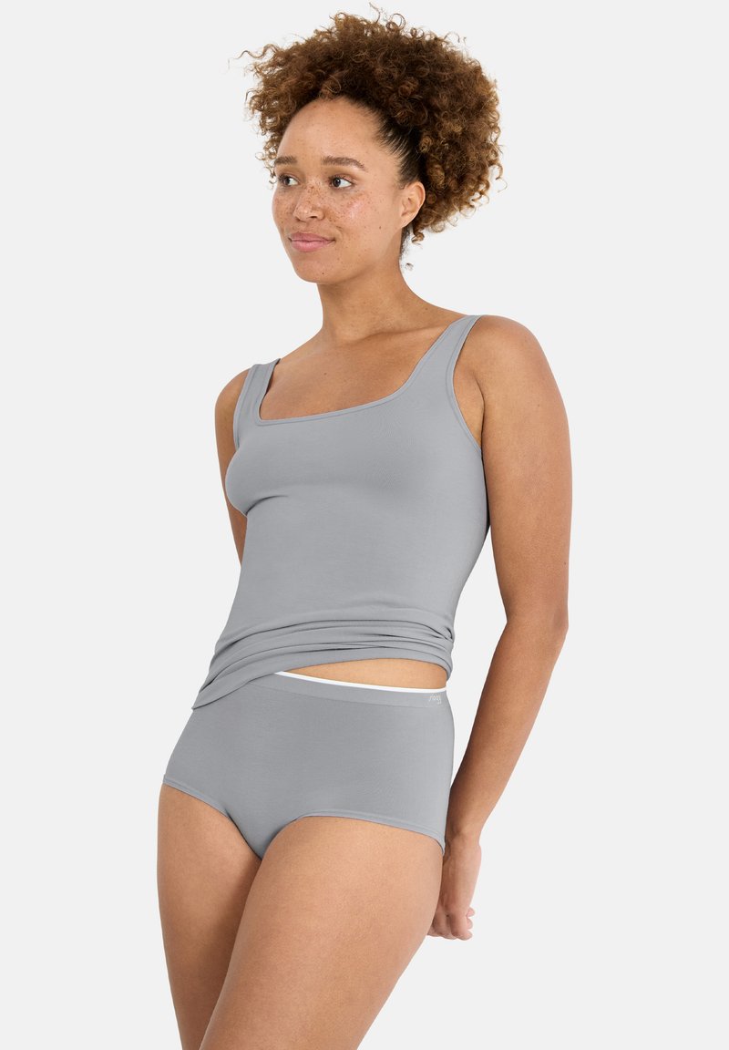 Débardeur gris avec un col carré et des bretelles larges, associé à un slip assorti avec une ceinture blanche, fabriqué en tissu doux.