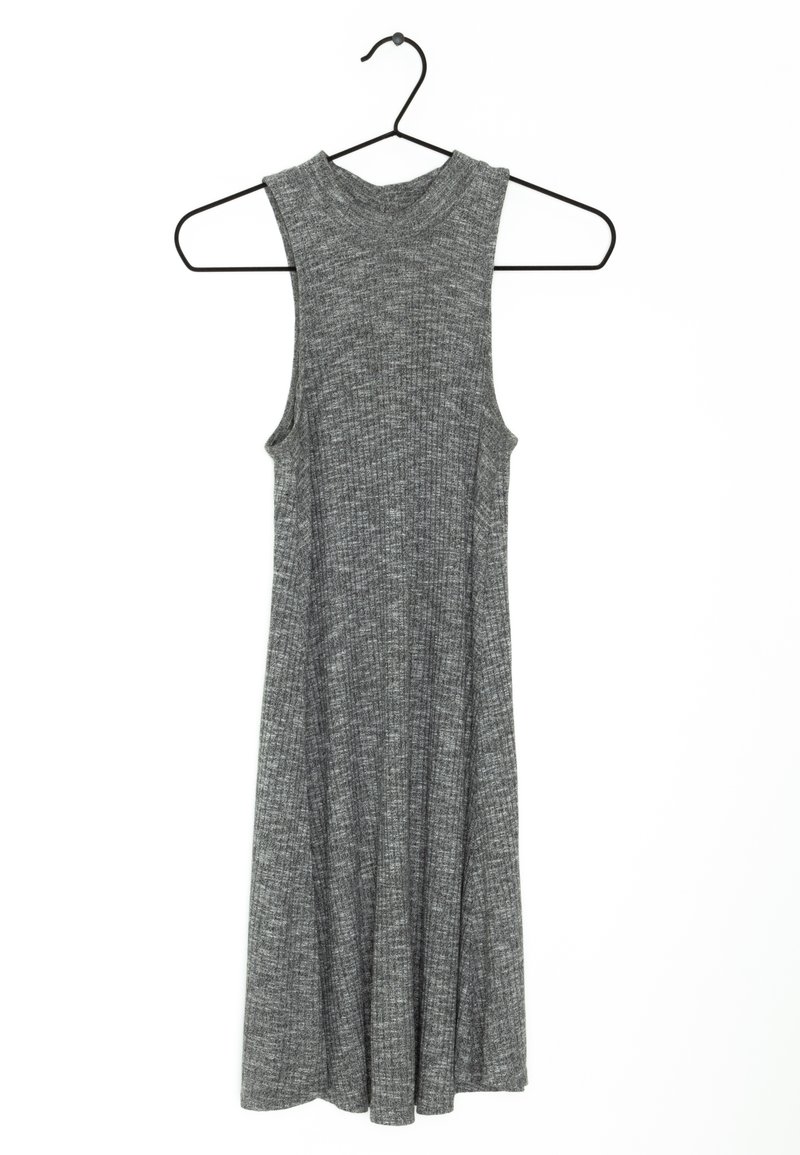 Abito grigio senza maniche realizzato in tessuto a costine, con scollatura rotonda e linea A fluida, appeso a una gruccia in metallo nero.