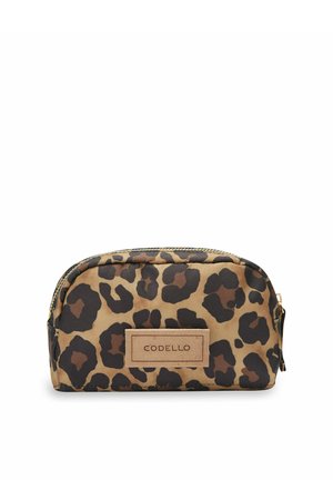 Cosmetica pouch met luipaardprint, gemaakt van duurzaam stof, met een ronde vorm, ritssluiting en een tan label met de tekst "CODELLO".