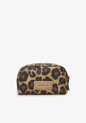 Cosmetica pouch met luipaardprint, gemaakt van duurzaam stof, met een ronde vorm, ritssluiting en een tan label met de tekst "CODELLO".