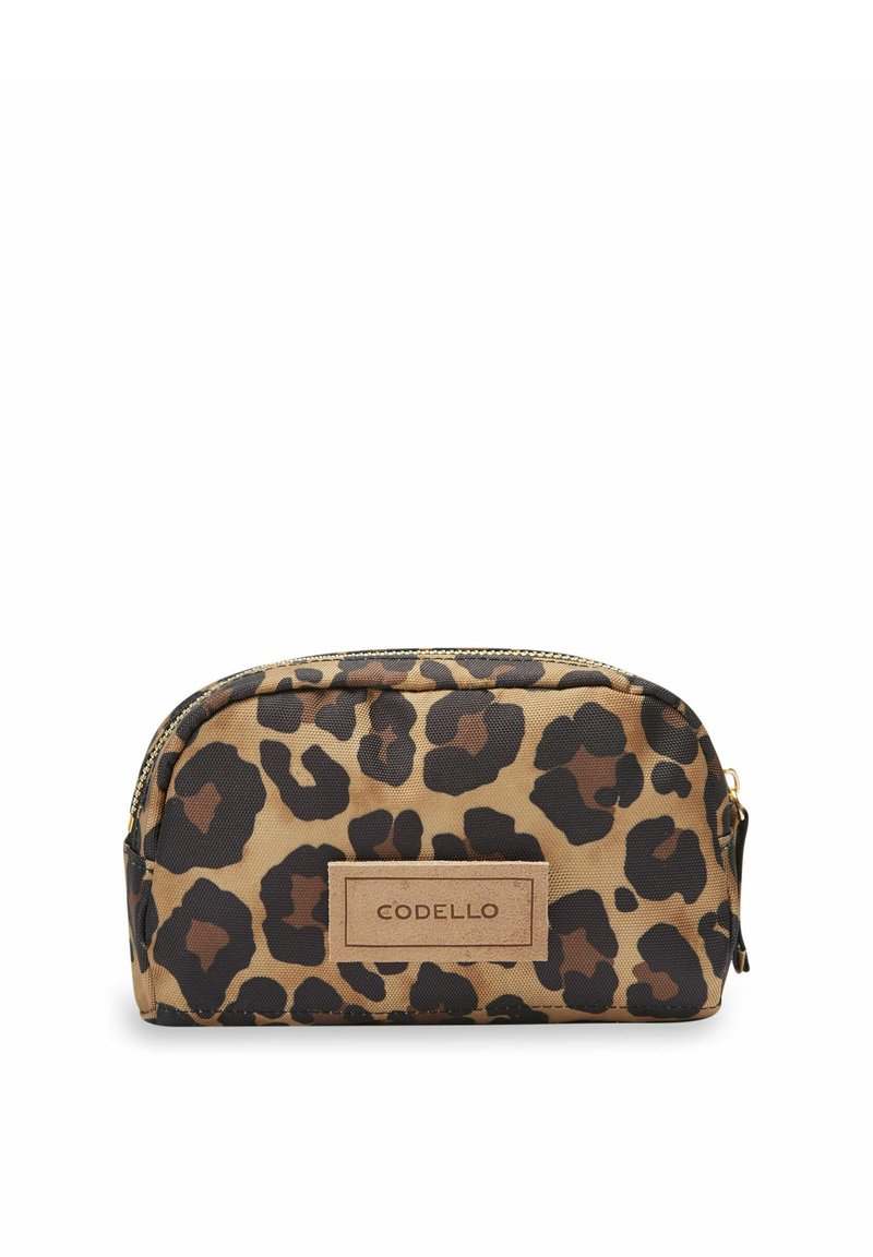 Cosmetica pouch met luipaardprint, gemaakt van duurzaam stof, met een ronde vorm, ritssluiting en een tan label met de tekst "CODELLO".