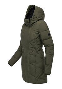 Oliveza zaļa pūkaina jaka ar kapuci, ar quilted rakstu, ar rāvējslēdzēju un aproces ar elastīgu maliņu. Ar apaļo logo uzlīmi kreisajā piedurknē.