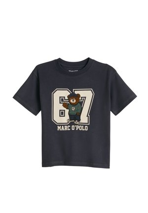 Zwart T-shirt met korte mouwen met groot nummer 87, een beer die casual kleding draagt en de tekst Marc O'Polo op de voorkant.