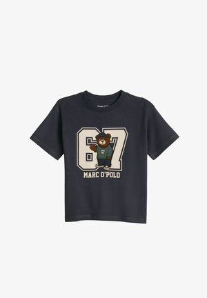 Zwart T-shirt met korte mouwen met groot nummer 87, een beer die casual kleding draagt en de tekst Marc O'Polo op de voorkant.