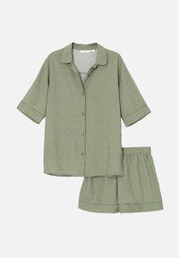 Camisa verde de manga corta con botones y un corte relajado, combinada con pantalones cortos de cintura elástica a juego, ambos con una textura sutil.