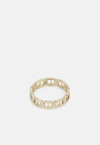 Gouden stalen armband met in elkaar grijpende schakels en uitgesneden details. De gladde textuur en ronde randen versterken het ontwerp.
