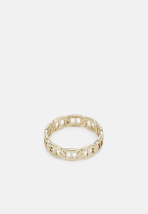 Bracelet en acier doré avec des maillons de chaîne entrelacés et des détails découpés. La texture lisse et les bords arrondis améliorent son design.
