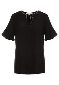 Sort kortærmet bluse med flæser på ærmerne, prydet med en rund halsudskæring udsmykket med små nitter og et bindebånd foran.