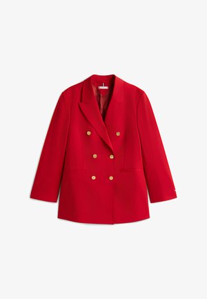 Rød dobbeltradet blazer med guldknapper, hakkrave, to forlommer med slids og lange ærmer, lagt fladt på en hvid baggrund.
