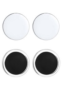 Set di quattro orecchini rotondi. Due in tono argento specchiato, due neri con bordi in tono argento. Superficie liscia e lucida con design minimalista.