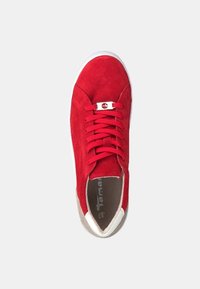 Sneaker in suede rosso con suola in gomma bianca, caratterizzato da un classico design con lacci e un sottile accento grigio sul tallone.