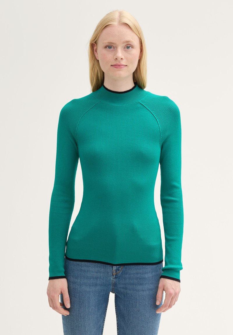 Gerippte grüne langärmelige Bluse mit hohem Kragen, verfügt über schwarze Akzente am Kragen und Saum, taillierte Passform, glatte Textur.