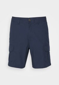 Tummansiniset miesten cargo-shortsit, joissa on nappikiinnitys, vyölenkit ja läppätaskut jokaisella reidellä.