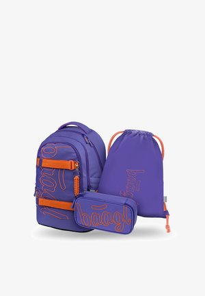 Lila Rucksack, Kordelzugbeutel und Federmäppchen mit orangen Akzenten und "baagl"-Markenlogo in kursiver Schrift.