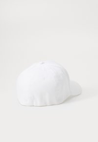 Casquette de baseball blanche, en coton, texture douce, visière courbée, sangle ajustable à l'arrière, sans logos ni motifs visibles.