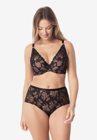 Czarny koronkowy biustonosz i figi z wysokim stanem z wzorem kwiatowym w kolorze brązowym. Biustonosz z trójkątnymi miseczkami, regulowanymi ramiączkami i falbankowymi krawędziami.