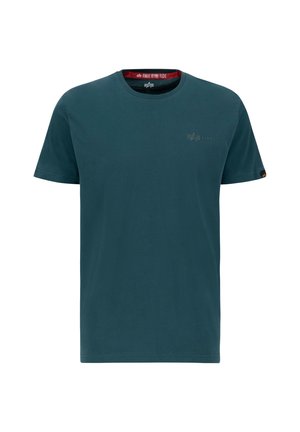 Groene katoenen t-shirt met een ronde hals, korte mouwen en een subtiel logo op de borst. Bevat het label "VERWIJDER VOOR VLIEGTUIT" aan de binnenkant van de kraag.