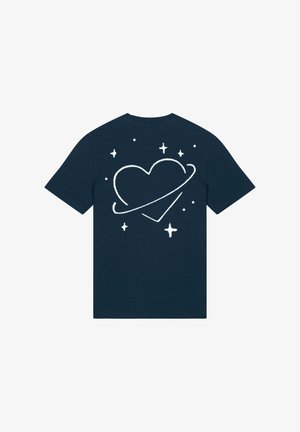 Tamno plava pamučna majica s bijelim grafičkim prikazom srca okruženog prstenom i zvijezdama, okrugli izrez i kratki rukavi.