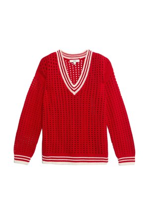 Roter Strickpullover mit V-Ausschnitt, offener Strickgestaltung, weißen Streifenakzenten am Ausschnitt und an den Bündchen sowie langen Ärmeln.