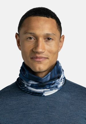 Gaiter de cuello multicolor con patrones azules, blancos y grises, hecho de una suave tela elástica, usado alrededor del cuello.