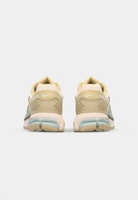 Nike Sportswear ZOOM VOMERO 5 STYLE - Sneakers - team gold/fauna brown/pale ivory/seafoam/metallic platinum