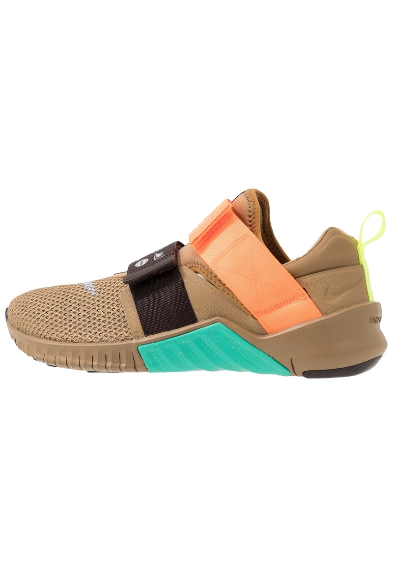 Leichtgewichtiger Sportschuh in Beige mit einem strukturierten Mesh-Obermaterial, orangefarbenen und schwarzen Riemen sowie einer türkisfarbenen Sohle mit Zickzack-Muster.