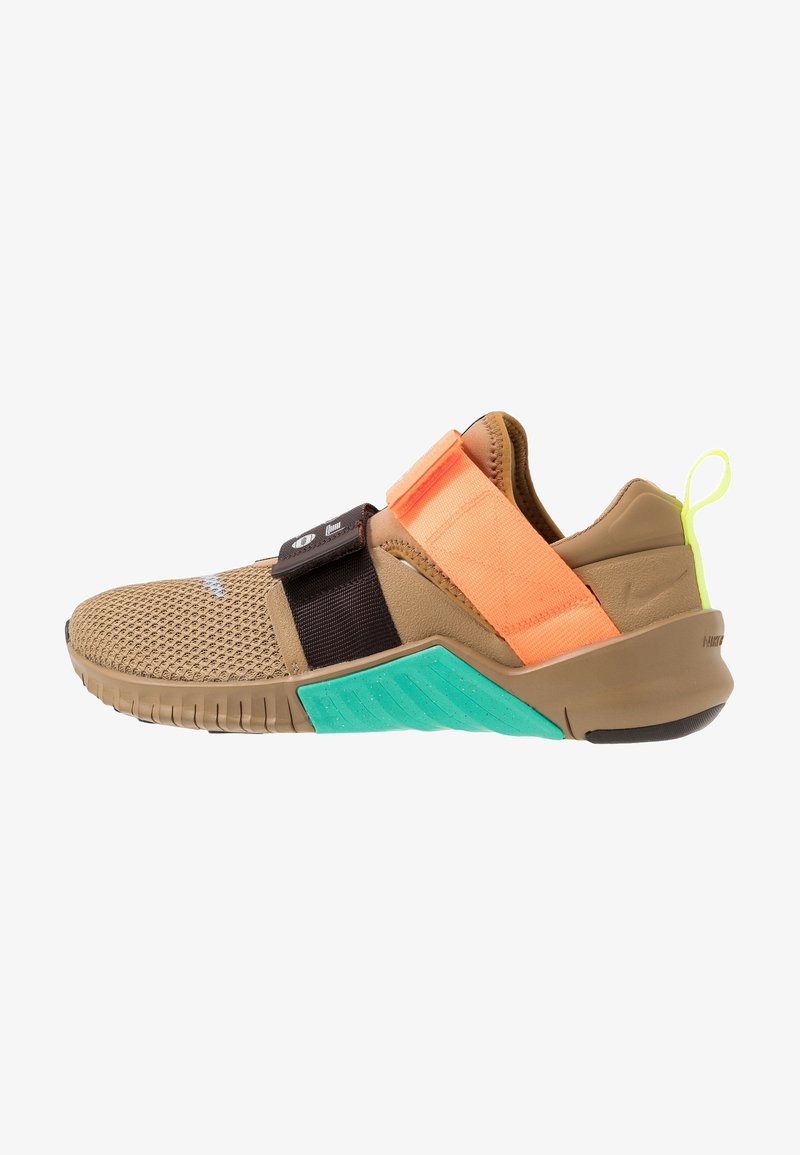 Leichtgewichtiger Sportschuh in Beige mit einem strukturierten Mesh-Obermaterial, orangefarbenen und schwarzen Riemen sowie einer türkisfarbenen Sohle mit Zickzack-Muster.