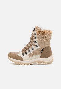 Bottes à chevilles marron et crème avec un dessus matelassé, un col en fausse fourrure et un design à lacets ; semelle en caoutchouc avec un profil texturé pour une meilleure adhérence.