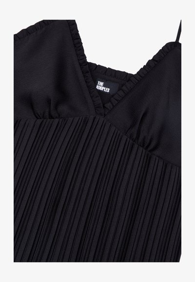 Zwarte geplooide jurk met een V-hals en een gestructureerde stof. Gerimpelde bandjes voegen detail toe. Label "The Kooples" zichtbaar aan de binnenkant.