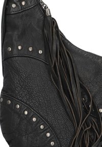 Zwarte lederen handtas met een gestructureerd oppervlak, voorzien van verzilverde studs en gevlochten kwastjes. Kenmerkend gevormd met een slouchy ontwerp.
