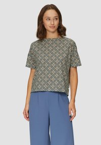 Kurzarmshirt mit Muster in Dunkelblau, das ein florales Design in Creme und Hellbraun zeigt, mit einem kastigen Schnitt und rundem Ausschnitt.