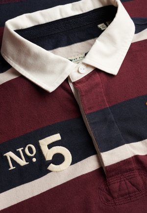 Bordeaux, marineblå og hvide striber på polo-shirt med hvid krave. Indeholder broderet "No. 5" og knaplukning på stolpen. Blød bomuldstekstur.