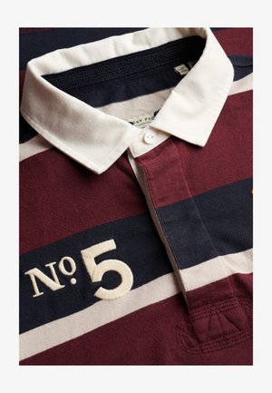 Bordeaux, marineblå og hvide striber på polo-shirt med hvid krave. Indeholder broderet "No. 5" og knaplukning på stolpen. Blød bomuldstekstur.