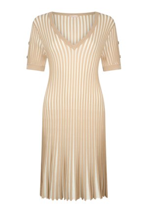 Beżowa i biała sukienka w pionowe paski, sięgająca do kolan, z krótkimi rękawami, dekoltem w kształcie litery V oraz guzikami na rękawach.