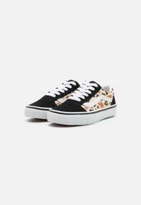 Schwarze Leinensneaker mit weißen Schnürsenkeln, ausgestattet mit einem Leopardenmuster seitlichen Einsatz und weißen Streifenakzenten, runder Zehenpartie und Gummisohle.