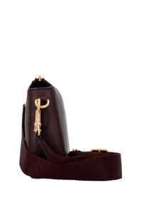 Burgundské kožené kabelka se strukturovaným tvarem, zlatými kovovými doplňky a odnímatelným textilním popruhem. Hlavní přihrádka na zip a detaily s kontrastním prošíváním.