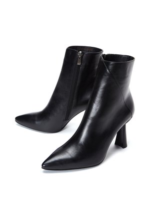 Zwarte leren enkelboots met een spitse neus en een cilindrische hak. Heeft een zijrits en een gladde textuur. De hoogte is halverwege het onderbeen.
